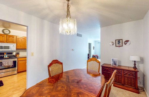 Bloomington Condominio | Dog-Friendly Condo near Indiana University - Full Kitchen & Assigned Parking