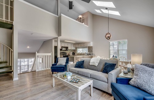 Arcadian Shores Condominio | Dog Friendly Condo in Cumberland Terrace at Kingston-3 Min Drive to Beach-$300 FREE Activities Daily