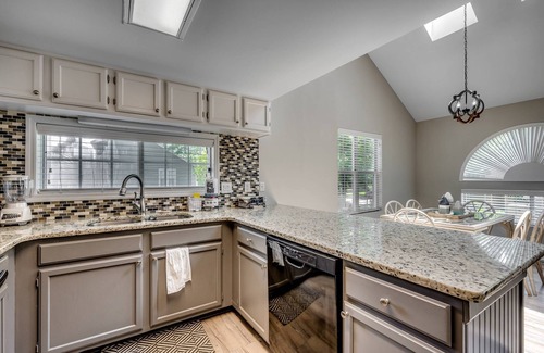 Arcadian Shores Condominio | Dog Friendly Condo in Cumberland Terrace at Kingston-3 Min Drive to Beach-$300 FREE Activities Daily