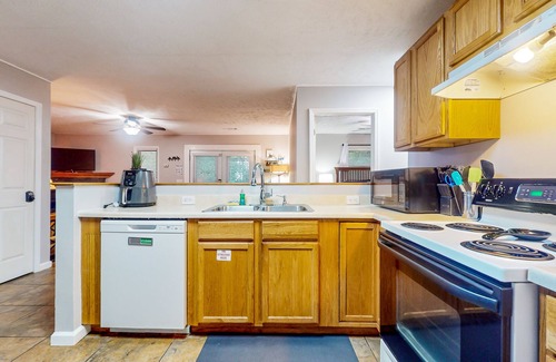Sevierville Cabina | Dog-friendly condo w/ hot tub & nature’s serenity +free attraction tickets