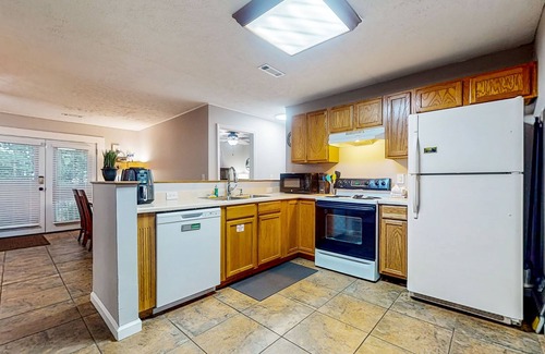 Sevierville Cabina | Dog-friendly condo w/ hot tub & nature’s serenity +free attraction tickets
