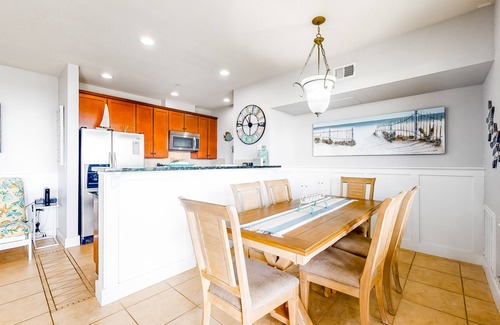 Red Fish Cove Condominio | Condominio apto para perros con piscina compartida, bañera de hidromasaje y vista al mar.