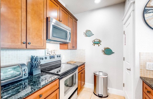 Red Fish Cove Condominio | Condominio apto para perros con piscina compartida, bañera de hidromasaje y vista al mar.
