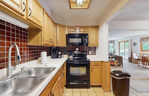 Jackson Condominio | Dog-Friendly Condo with Patio, Wood Stove, Full Kitchen, W/D, & Free WiFi