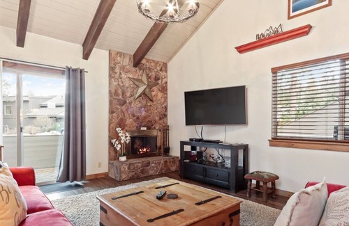 Tennis Village Condominio | Dog-Friendly Condo with Central AC, WiFi, and Private Washer/Dryer!