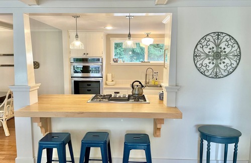 Eastsound Cabaña | Dog-Friendly Cottage with hot tub, kayaks, e-bike