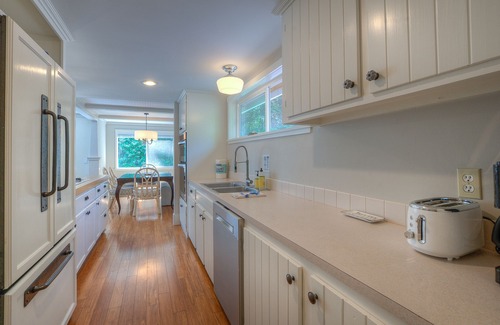 Eastsound Cabaña | Dog-Friendly Cottage with hot tub, kayaks, e-bike