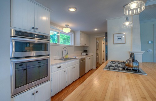 Eastsound Cabaña | Dog-Friendly Cottage with hot tub, kayaks, e-bike