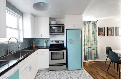 East Colfax Cabaña | Dog-friendly cottage w Two-car garage