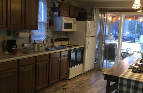 Harrison Cabaña | Dog friendly cozy red cottage near lakes and trails