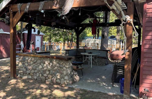 Harrison Cabaña | Dog friendly cozy red cottage near lakes and trails