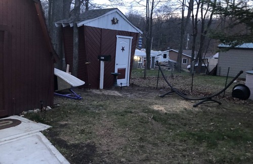 Harrison Cabaña | Dog friendly cozy red cottage near lakes and trails