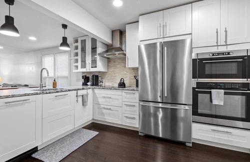 North End Casa | DOG FRIENDLY! EPIC Hyde Park Location! Remodeled 1940 Bungalow | Back Deck w/ Shade & Dining Table