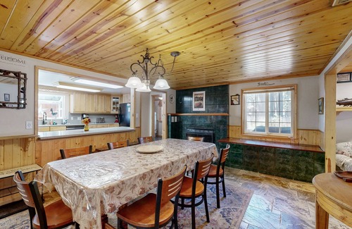 Black Bart Casa | Dog-friendly home with large fenced yard - minutes to Heavenly & lake