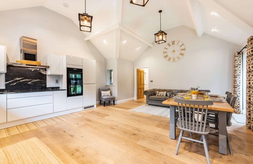 Rendcomb Cabaña | Dog friendly holiday cottage with garden in the Cotswolds - Honeystone Cottage