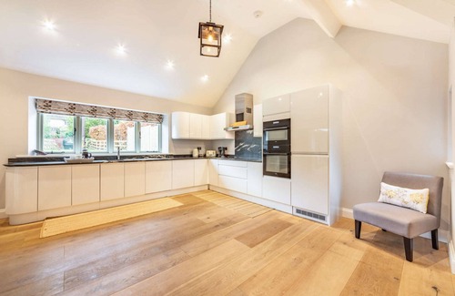 Rendcomb Cabaña | Dog friendly holiday cottage with garden in the Cotswolds - Honeystone Cottage