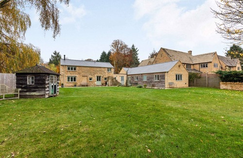 Rendcomb Cabaña | Dog friendly holiday cottage with garden in the Cotswolds - Honeystone Cottage