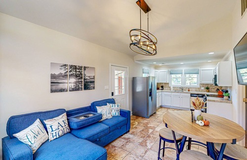 Lancaster Casa | Dog friendly home on Cedar Pines Lake/close to downtown Lancaster