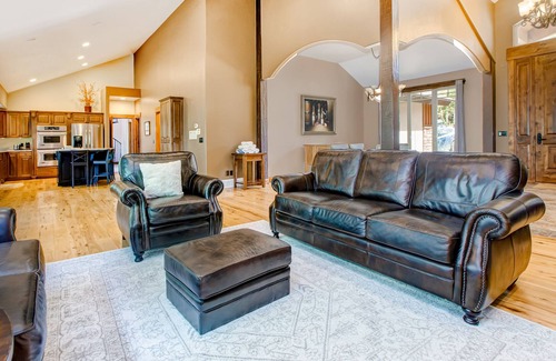 Summit Park Casa | Dog-friendly home on golf course with 3 gas fireplaces, pool table & 2 kitchens