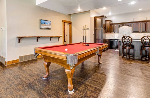 Summit Park Casa | Dog-friendly home on golf course with 3 gas fireplaces, pool table & 2 kitchens