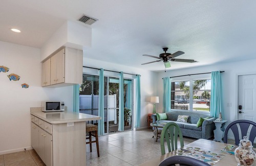 Grove City Apartamento | Dog-friendly home with WiFi, AC, W/D, pool, grill, & ping-pong - near beach