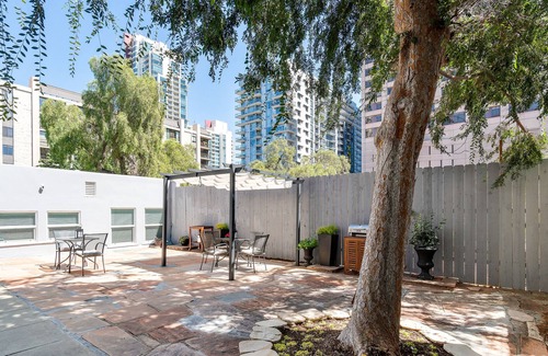 Cortez Hill Condominio | ¡NUEVO LISTADO! Casa para perros con cocina completa y patio amueblado, cerca del centro