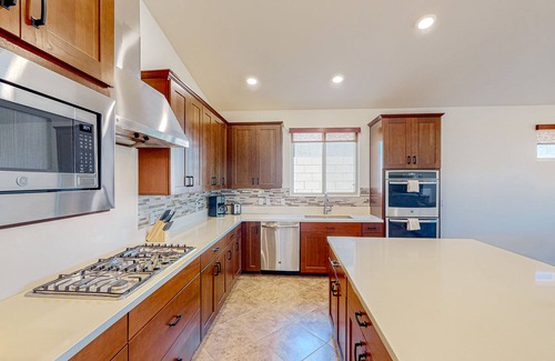 Dove Mountain Casa | Dog-friendly home with a patio, putting green, & games - pool and gym access