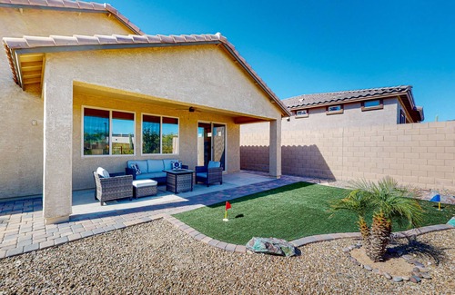 Dove Mountain Casa | Dog-friendly home with a patio, putting green, & games - pool and gym access