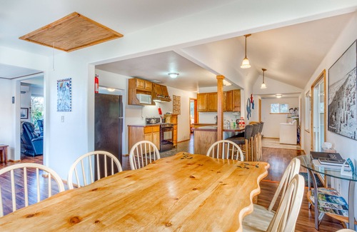 Coos Bay Casa | Casa para perros con chimenea de leña y vista al mar - cerca de la playa