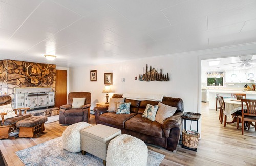 Florence Casa | Dog-friendly home with Siuslaw River views, fireplace & WiFi - near beach & town