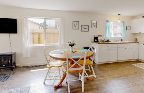 Cutten Casa | Dog-friendly home with washer/dryer & free WiFi - half mile to hiking & zoo