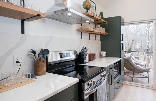 Laurelville Cabina | Dog friendly hot tub + fire pit + shared game room