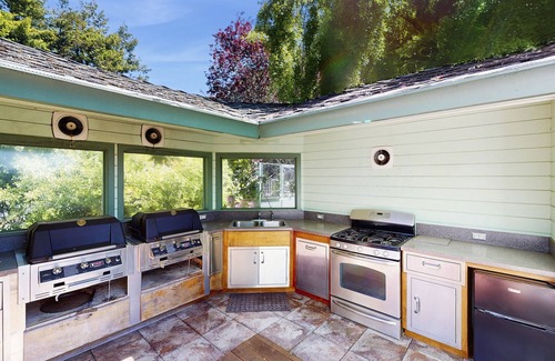 McKinleyville Casa | Casa para perros con vistas al océano, una cancha de tenis privada y una mesa de air hockey