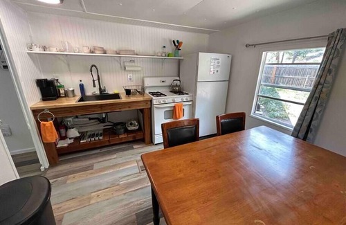 Coal Creek Canyon Cabina | Dog-friendly John C Frémont Lodge on Coal Creek - Boulder/Golden