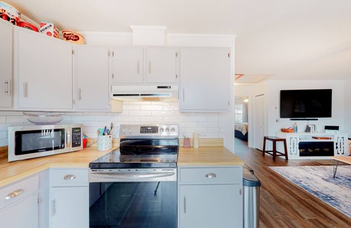 Hiawassee Casa | Dog-Friendly Lakefront Home with Kayaks, a Firepit, Furnished Deck, & Fast WiFi