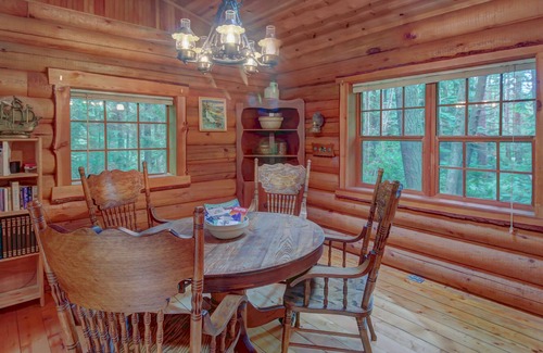 Greenbank Cabina | ¡Cabaña de madera para perros rodeada de hermosos bosques con lago cercano!