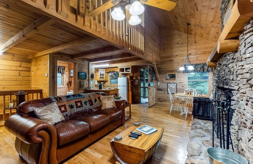 McCaysville Cabina | Cabina de registro amigable para perros con cubierta cubierta: ¡cerca de senderos y agua!