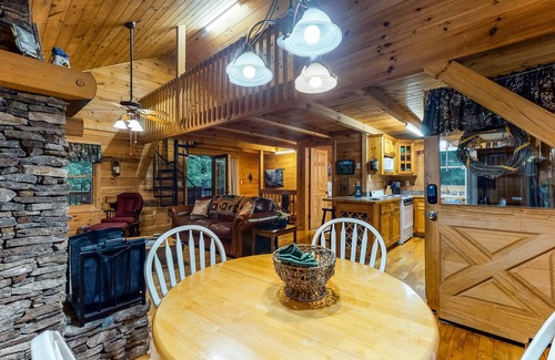 McCaysville Cabina | Cabina de registro amigable para perros con cubierta cubierta: ¡cerca de senderos y agua!