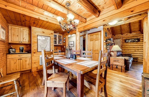 Cresco Cabina | Dog-friendly log cabin with great outdoor bar, firepit, fireplace & porches