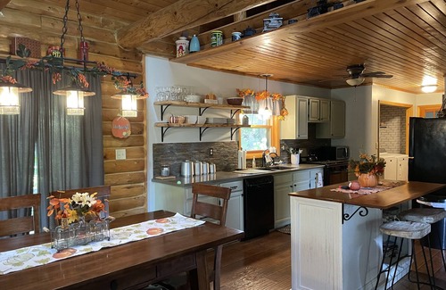 Sheridan Cabina | Casa de registro amigable para perros en Fox River IL cerca de Starved Rock, Porch, Deck, Firepit