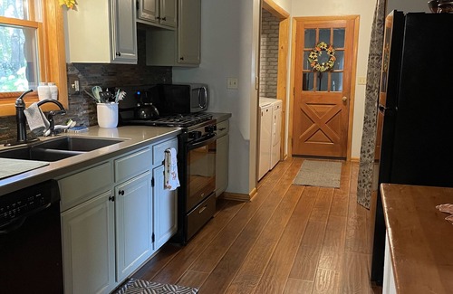 Sheridan Cabina | Casa de registro amigable para perros en Fox River IL cerca de Starved Rock, Porch, Deck, Firepit
