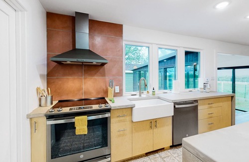 Eureka Springs Casa | Dog-friendly modern ranch home near Eureka Springs with firepit, patio & W/D
