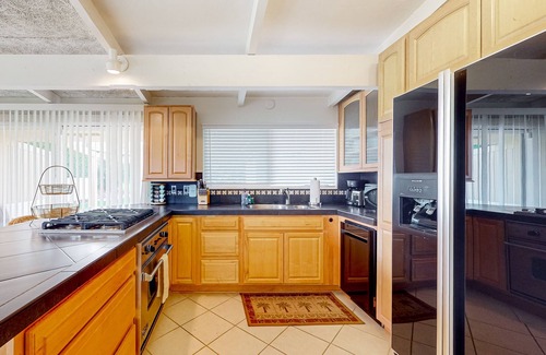 Palm Desert Condominio | Dog-friendly mountain view condo with pool, grill, open layout, AC, & internet