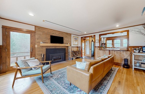 Easton Casa | Dog-friendly retreat near outdoor rec with wood stove, firepit, desk, & mtn view