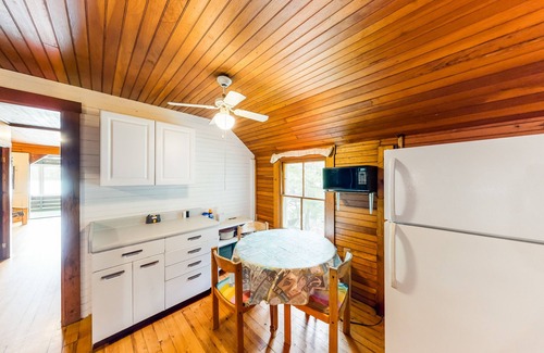 Charlotte Cabaña | Dog-friendly retreat with porch, kayaks, & amazing views - right on the water