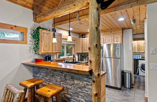 Snoqualmie Pass Cabina | Dog-friendly riverfront cabin with deck, hot tub, gas fireplace, & sauna