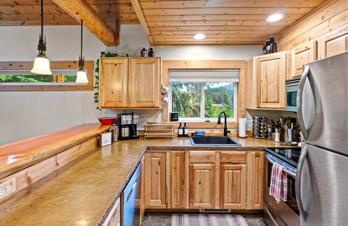 Snoqualmie Pass Cabina | Dog-friendly riverfront cabin with deck, hot tub, gas fireplace, & sauna