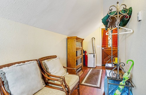 Langley Apartamento | Estudio apto para perros con hermoso jardín, cerca del acceso a la playa, la ciudad y la bodega.