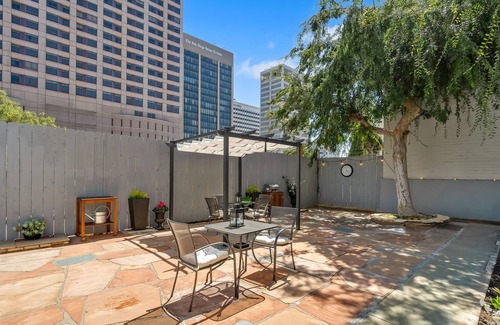 Cortez Hill Condominio | ¡NUEVO LISTADO! Acogedor estudio con cocina completa y patio amueblado, cerca del centro