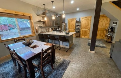 Easton Casa | Dog friendly, updated cabin- hot tub & fenced yard, 5 min to Lake Easton/Kachess
